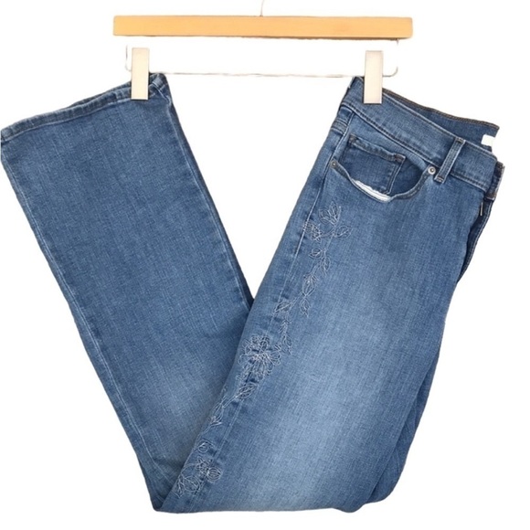 Levi's Denim - Levi’s Classic Bootcut Floral Embroidered Mid Rise Jeans Size 6